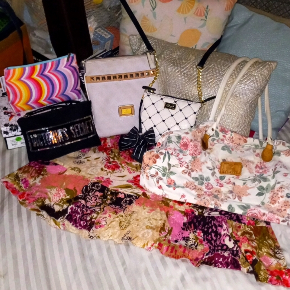 PURSES 👛  FROM NAME BRAND- GUESS. TO VICTORIA SECRET***